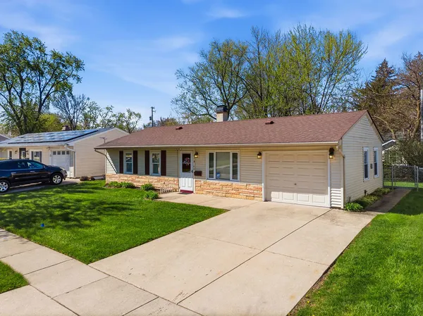 $325,000 | 910 Meadow Lane, Streamwood, IL 60107