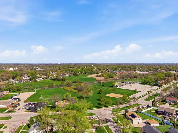 $325,000 | 910 Meadow Lane, Streamwood, IL 60107