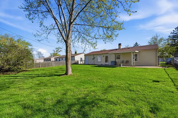 $325,000 | 910 Meadow Lane, Streamwood, IL 60107