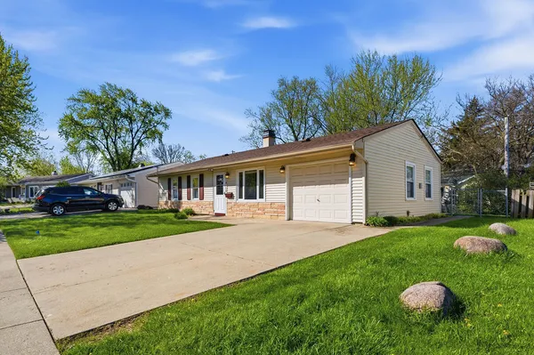 $325,000 | 910 Meadow Lane, Streamwood, IL 60107