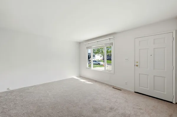 $325,000 | 910 Meadow Lane, Streamwood, IL 60107