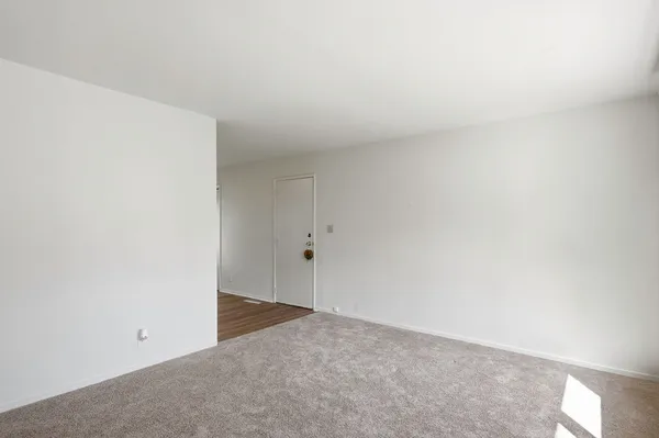 $325,000 | 910 Meadow Lane, Streamwood, IL 60107