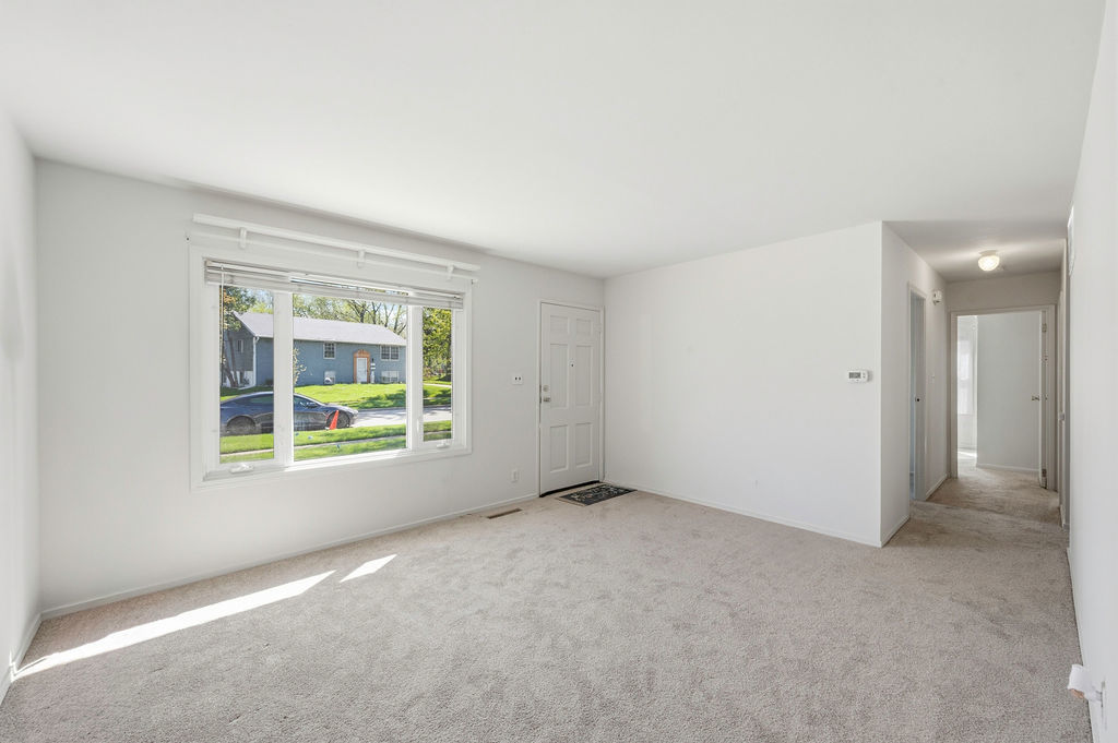 910 Meadow Lane Streamwood, IL 60107 - Photo 7 of 30 an empty room with a window