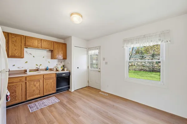 $325,000 | 910 Meadow Lane, Streamwood, IL 60107