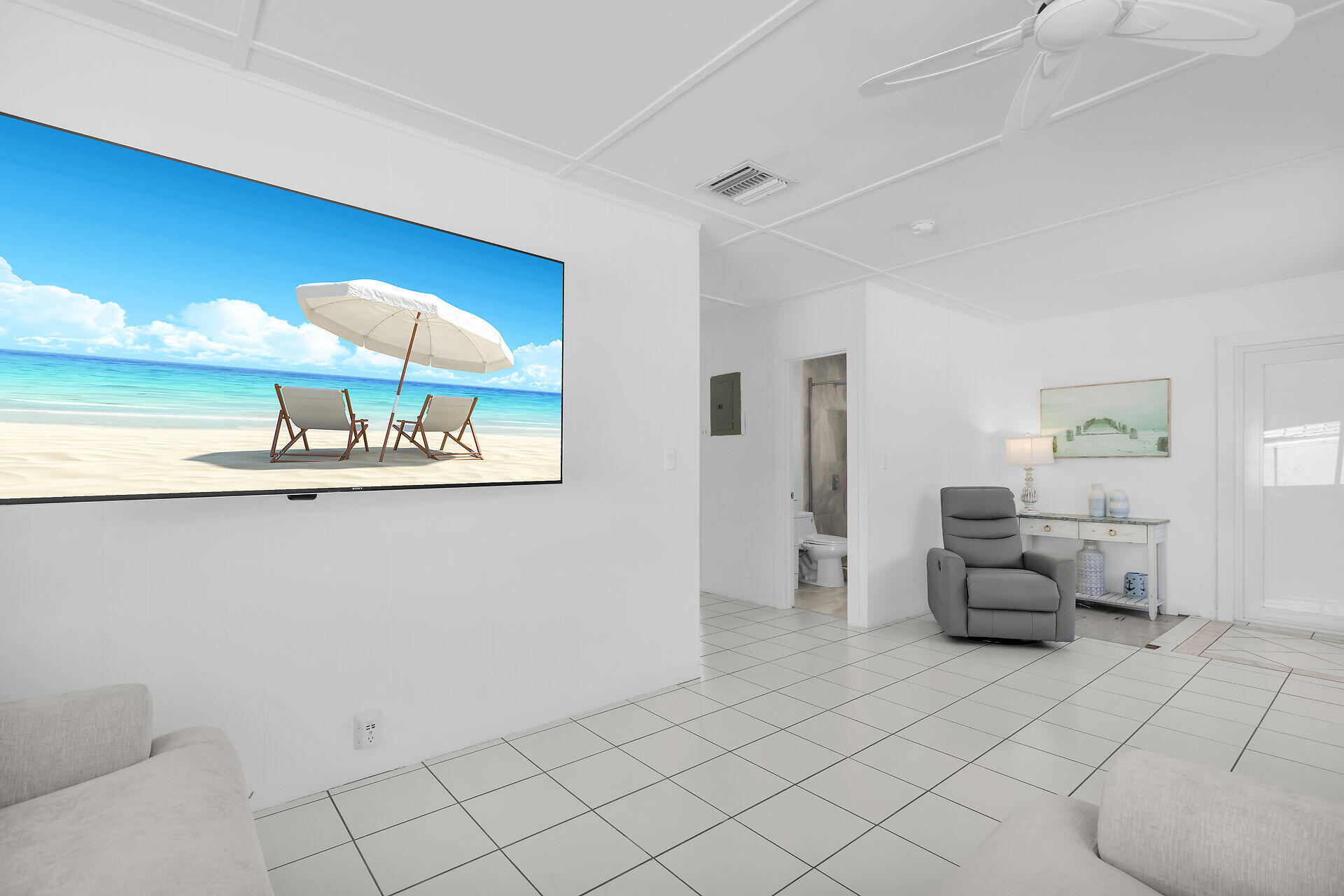 20 Palm Drive Key Largo, FL 33037 - Photo 8 of 47 a living room with furniture