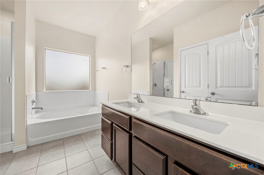 5927 Galveston Road Belton, TX 76513 - Photo 21 of 39 a bathroom with a sink and a bathtub