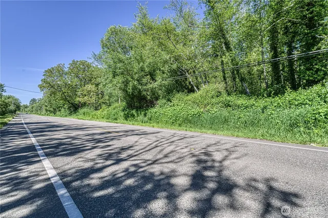 a view of a yard and basketball court