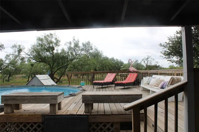 a view of a dry yard