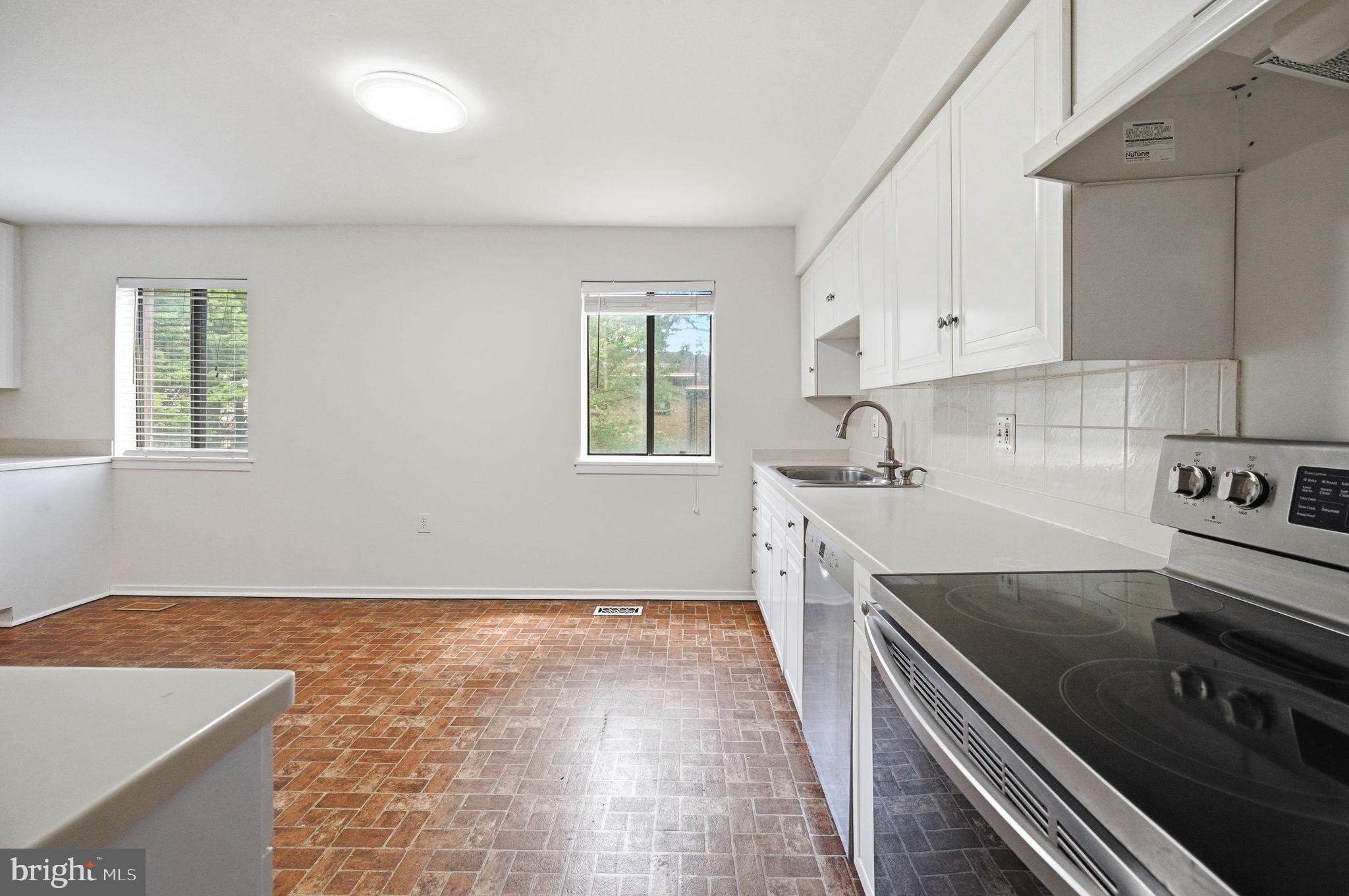 2908 Jermantown Road, Unit 24 Oakton, VA 22124 - Photo 17 of 74 Bright and airy kitchen space.