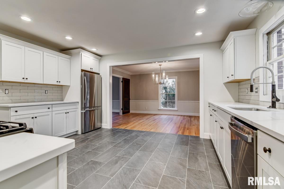 2136 Huntleigh Road Springfield, IL 62704 - Photo 8 of 24