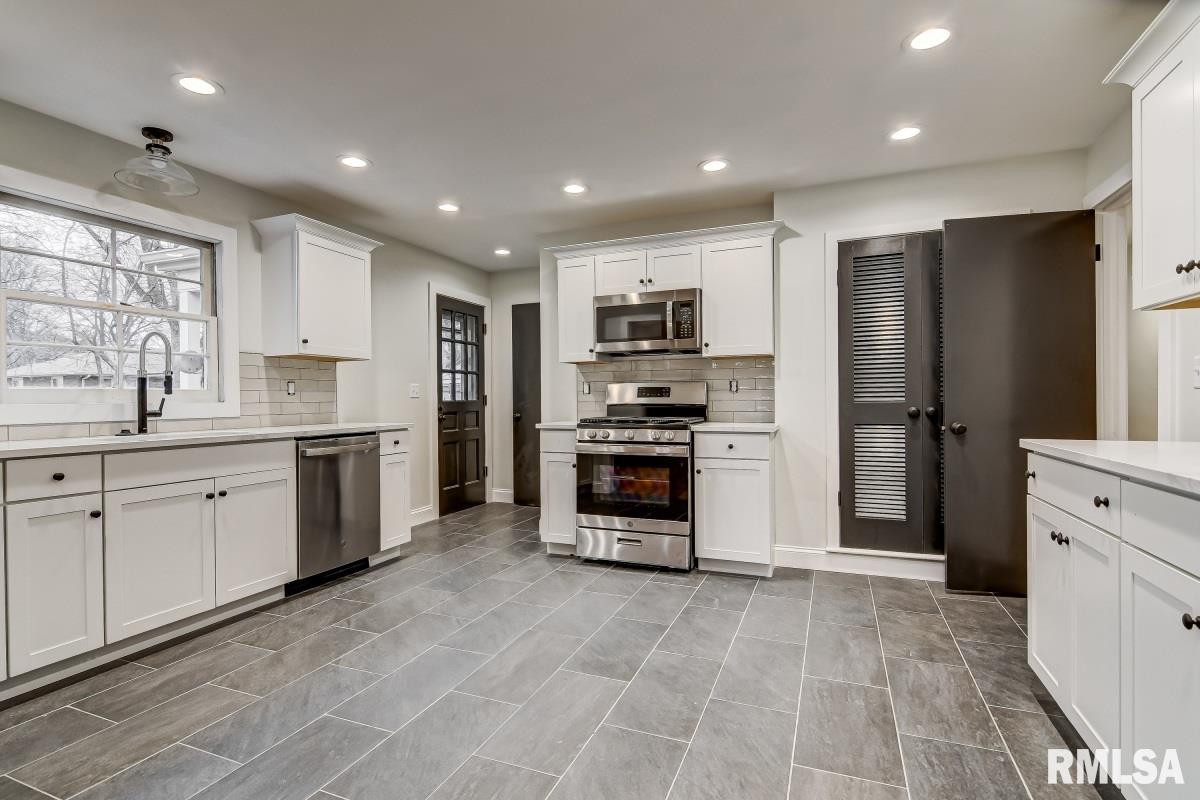 2136 Huntleigh Road Springfield, IL 62704 - Photo 10 of 24