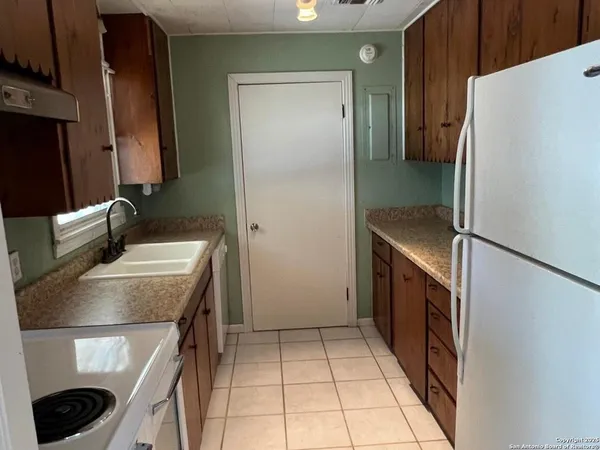 a room with furniture and a ceiling fan