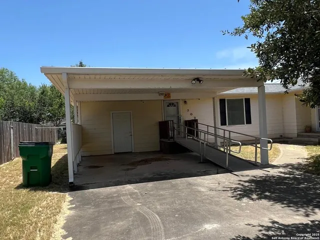$214,900 | 702 Esplanade, Karnes City, TX 78118
