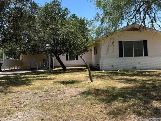 $214,900 | 702 Esplanade, Karnes City, TX 78118