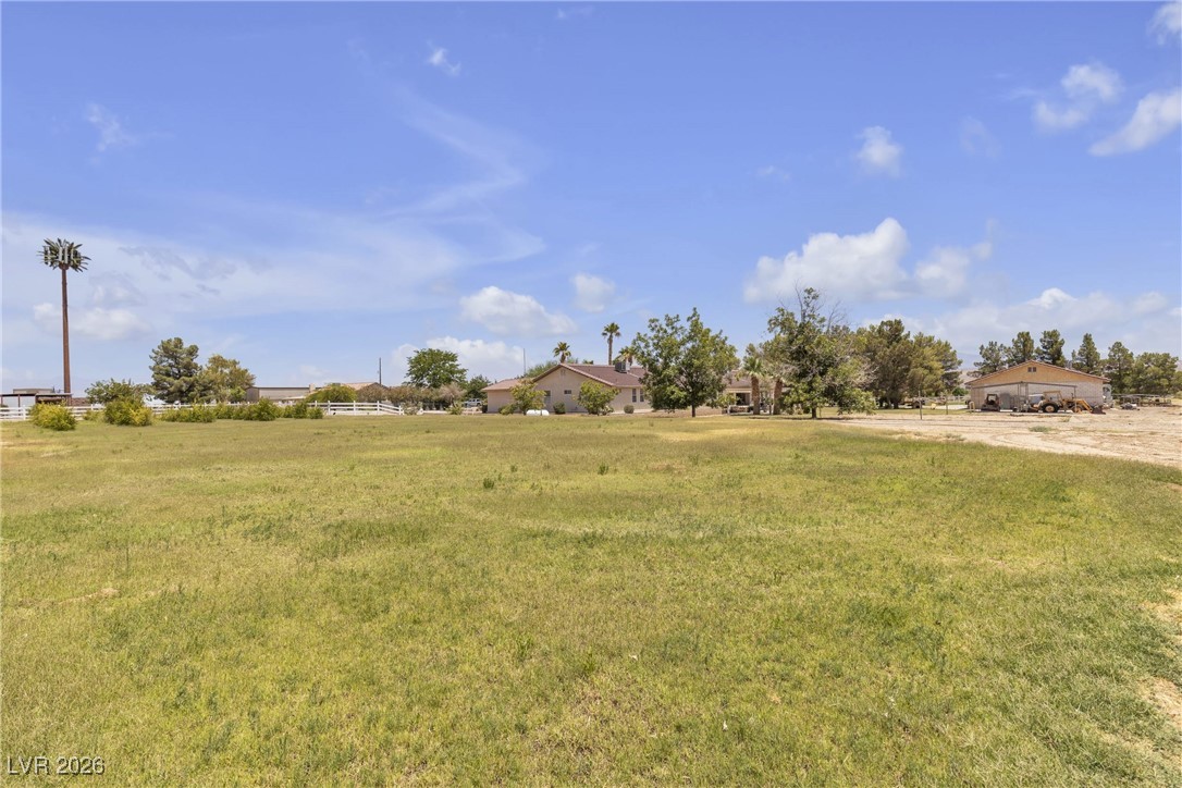 825 West Ryan Avenue Overton, NV 89040 - Photo 72 of 88 View of green lawn