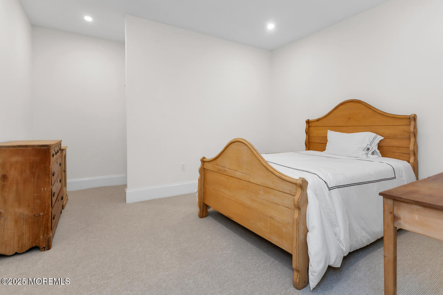 10 Edgewood Road Rumson, NJ 07760 - Photo 31 of 43 a bedroom with a bed and a potted plant