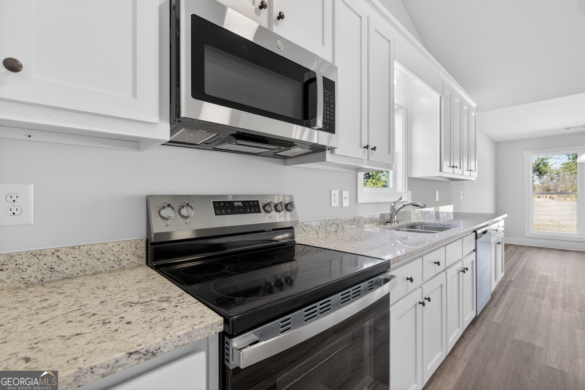 569 Liberty Hill Road, Unit 29 Hartwell, GA 30643 - Photo 9 of 46 a kitchen with a stove and a microwave