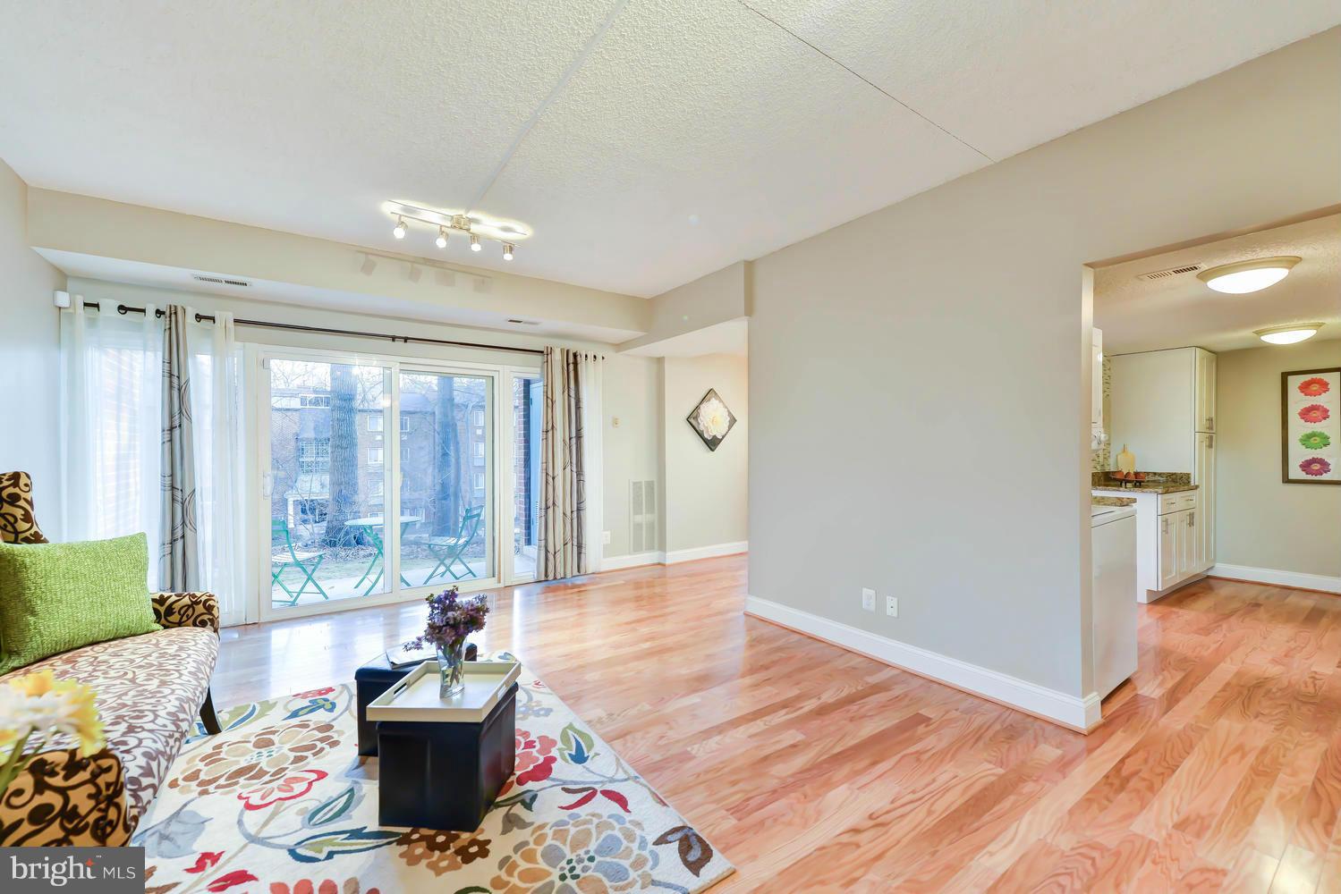 11819 Breton Court, Unit 2B Reston, VA 20191 - Photo 8 of 30 Living Room