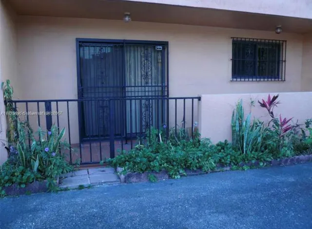 a view of a backyard