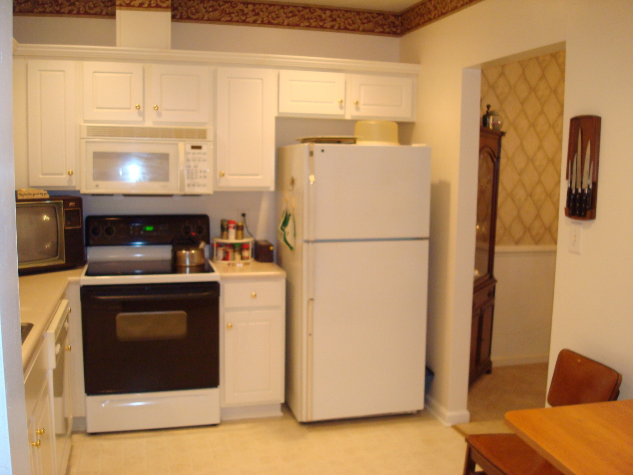 4438 Pheasant Ridge Road, Unit 208 Roanoke, VA 24014 - Photo 4 of 24 a kitchen with appliances and cabinets