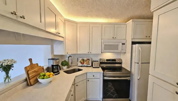 $1,999 | 1109 Green Pine Boulevard, Unit B2, West Palm Beach, FL 33409