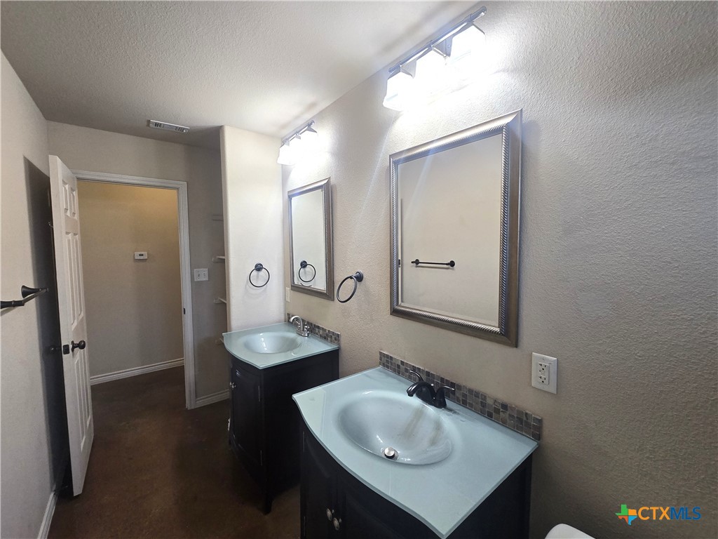 5900 Boxelder Trail Killeen, TX 76542 - Photo 26 of 37 Hall Bathroom