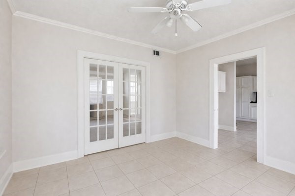 1655 Hawthorne Street Houston, TX 77006 - Photo 29 of 39 an empty room with chandelier fan and windows