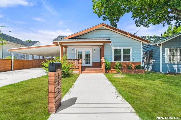 a view of a yard in front of house