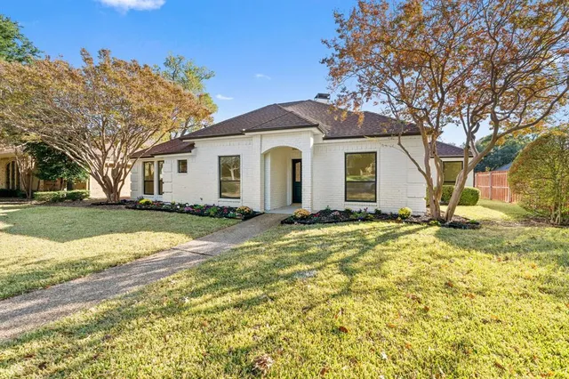 a view of a house with a yard