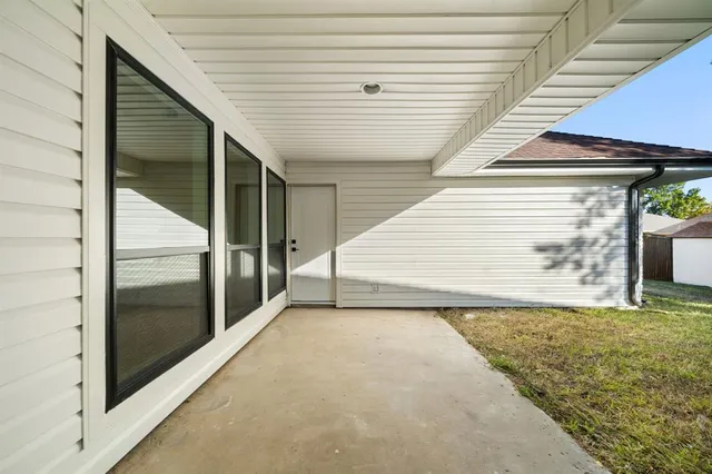 a view of a yard in front of house