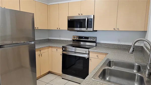 $2,000 | 8040 North Nob Hill Road, Unit 303, Tamarac, FL 33321