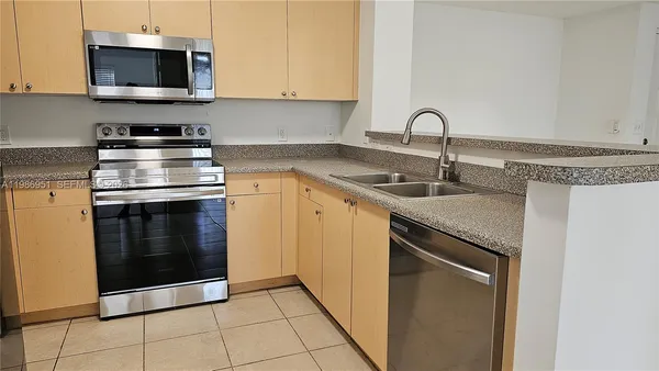 $2,000 | 8040 North Nob Hill Road, Unit 303, Tamarac, FL 33321