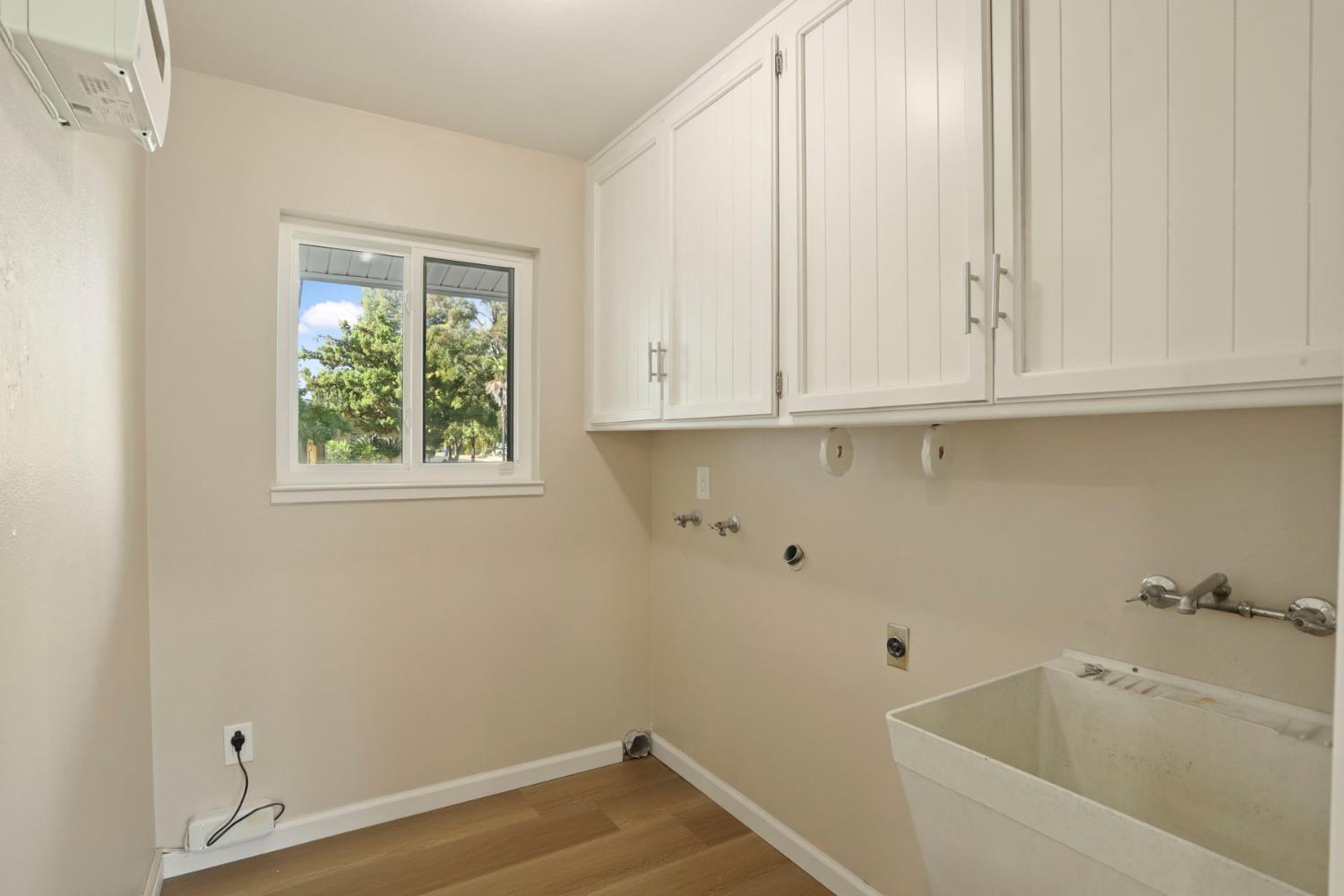3524 Marsala Way Modesto, CA 95356 - Photo 18 of 40 a bathroom with a tub