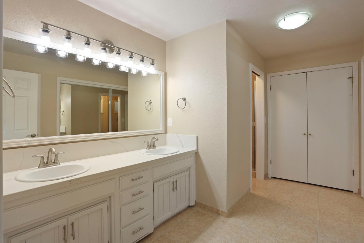 3524 Marsala Way Modesto, CA 95356 - Photo 33 of 40 a spacious bathroom with double sink and a mirror