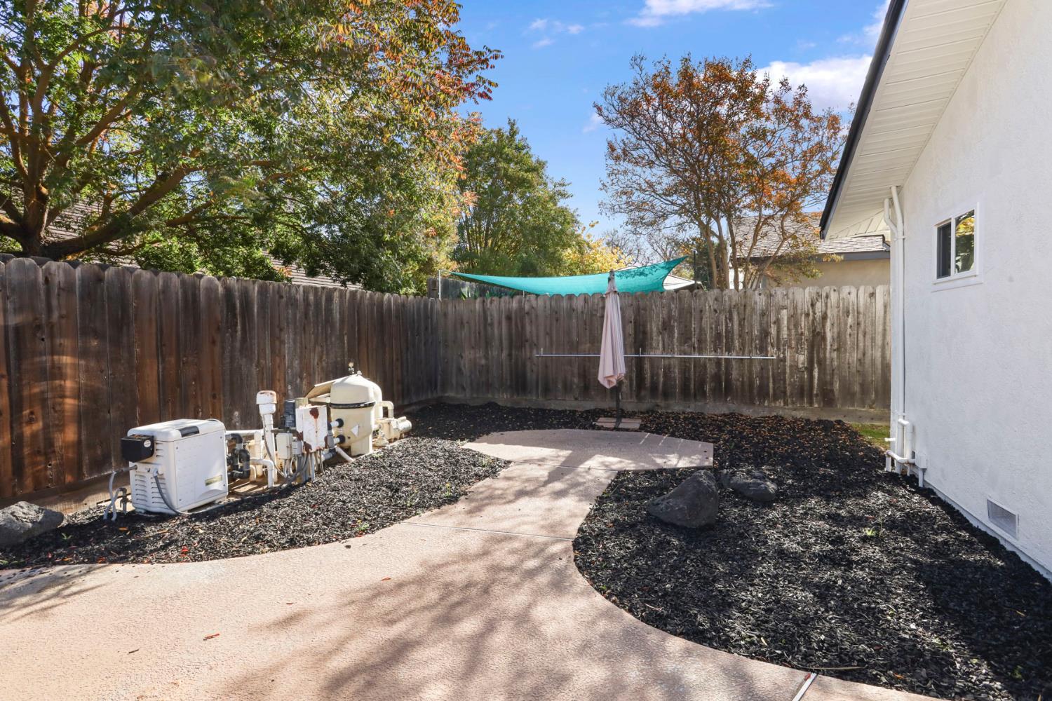 3524 Marsala Way Modesto, CA 95356 - Photo 38 of 40 a view of a backyard with plants and tree