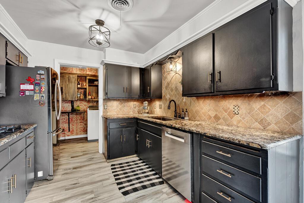 6213 Gainsborough Road Amarillo, TX 79106 - Photo 7 of 42 DSC_5390