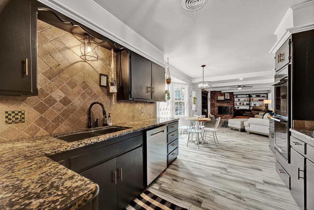 6213 Gainsborough Road Amarillo, TX 79106 - Photo 9 of 42 DSC_5399