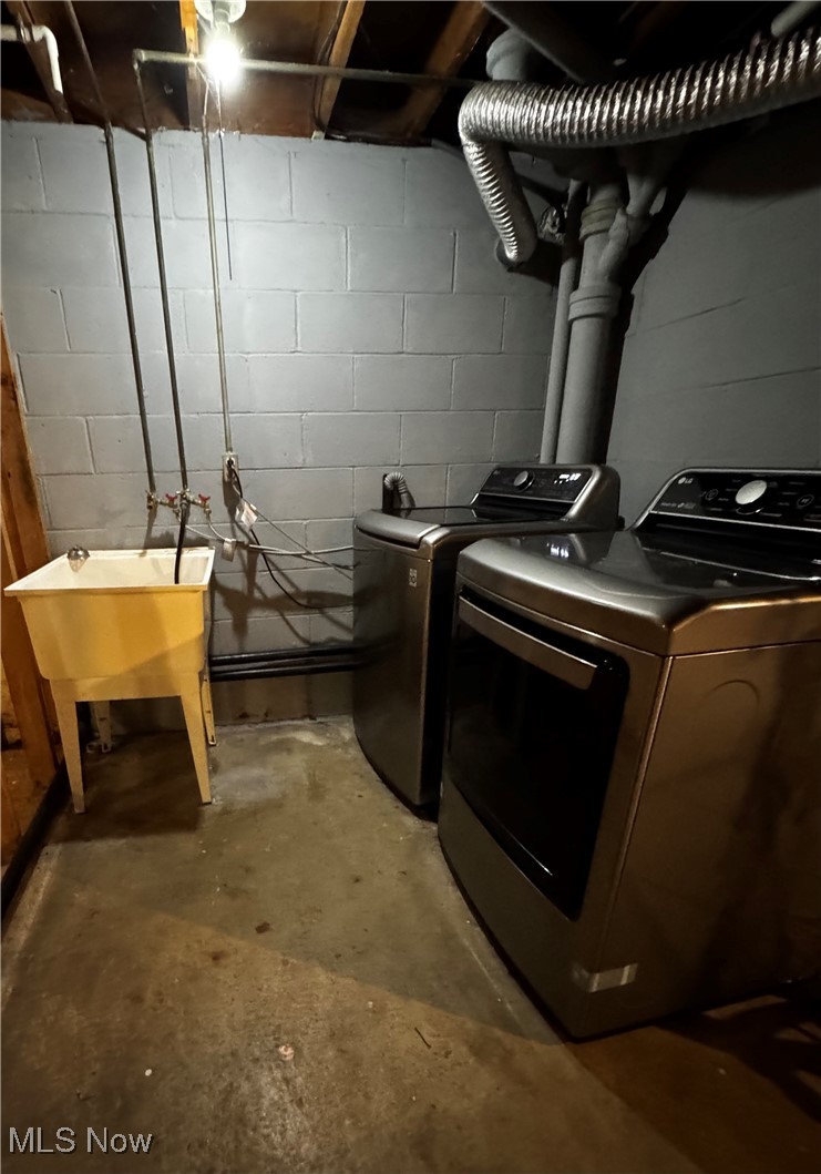 4531 8th Street Northwest Canton, OH 44708 - Photo 10 of 19 Washroom with independent washer and dryer