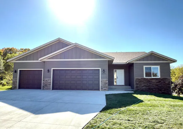 $579,787 | 2804 Oaklawn Drive, Northfield, MN 55057