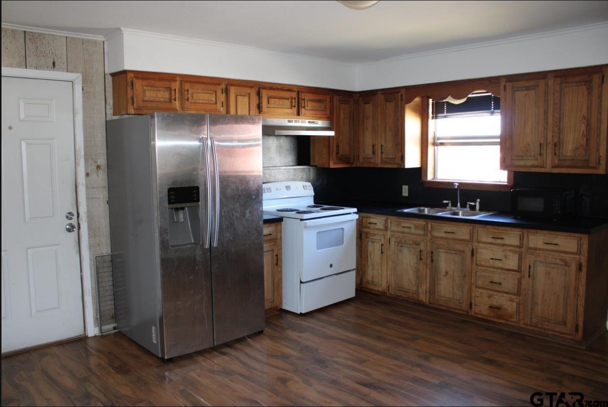 17444-c R 2195 C R 2195 Whitehouse, TX 75791 - Photo 2 of 2 a kitchen with stainless steel appliances a refrigerator sink and cabinets