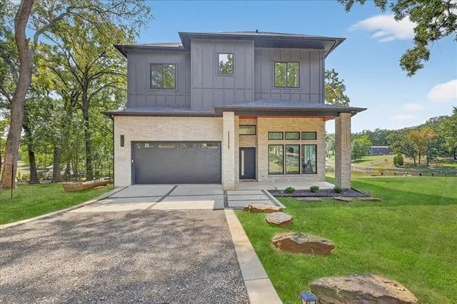 $875,000 | 111 Nob Hill Circle, Malakoff, TX 75148