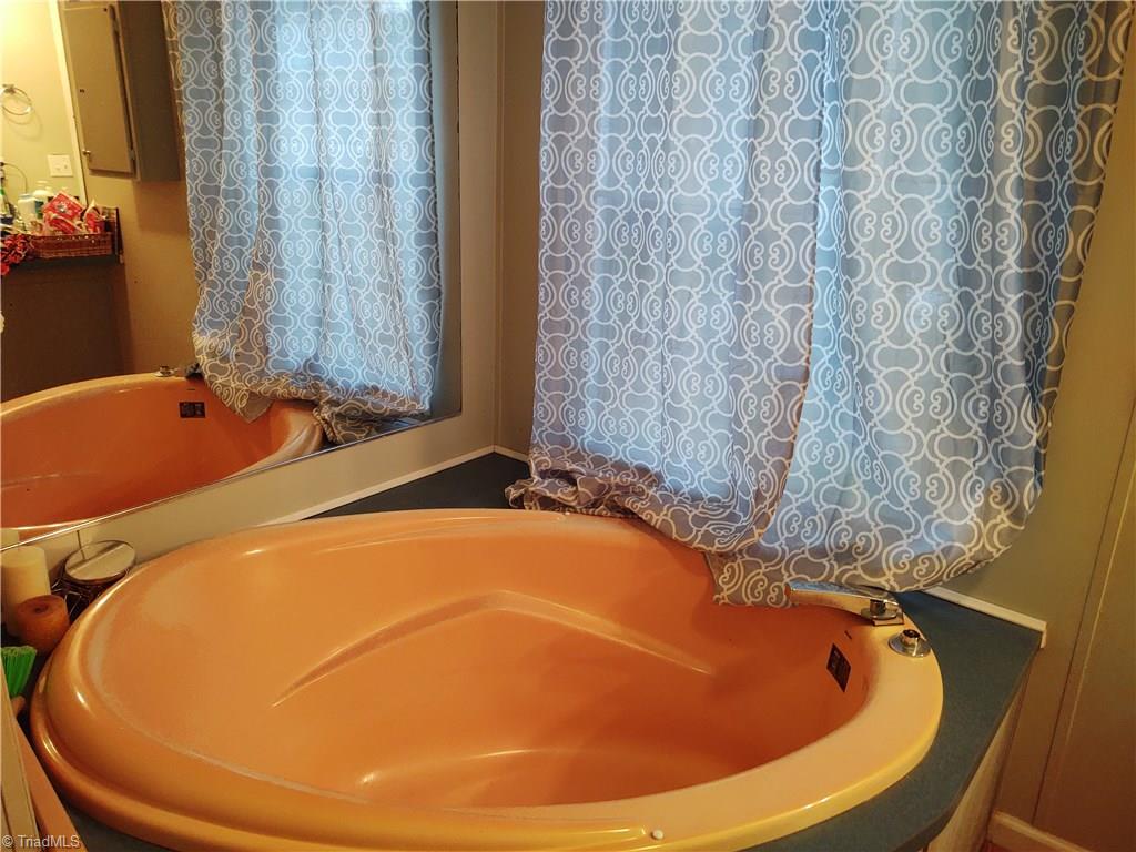 5538 Farmstead Road Seagrove, NC 27341 - Photo 22 of 23 MASTER BATH GARDEN TUB