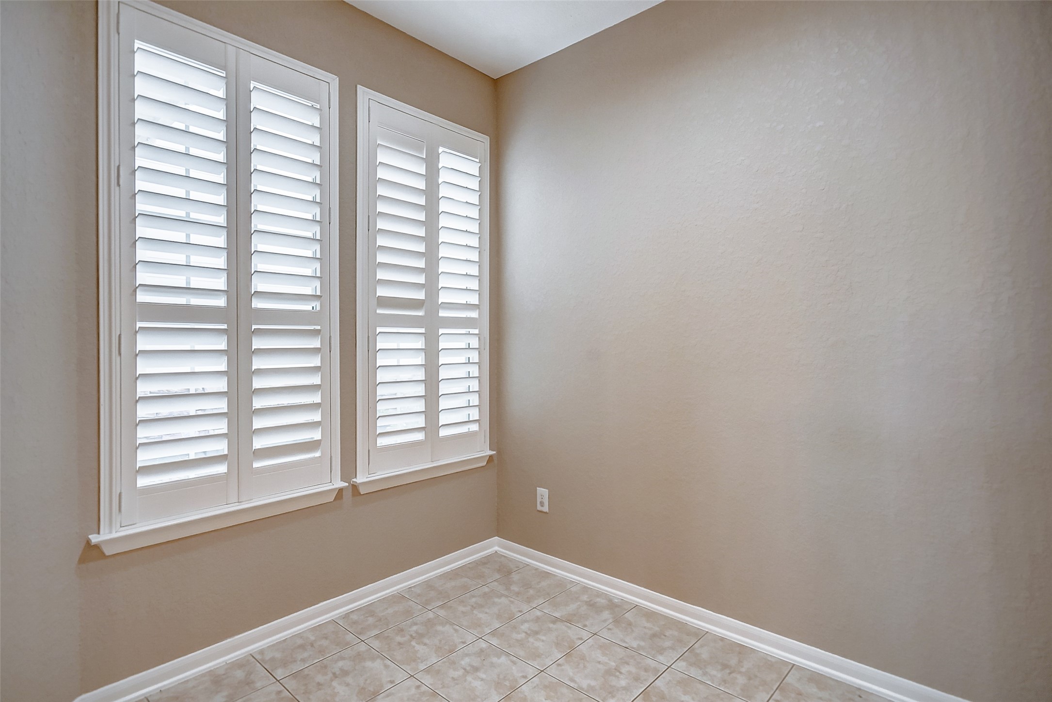 2022 Ridge Wood Lane Sugar Land, TX 77479 - Photo 14 of 21 a view of an empty room with a window