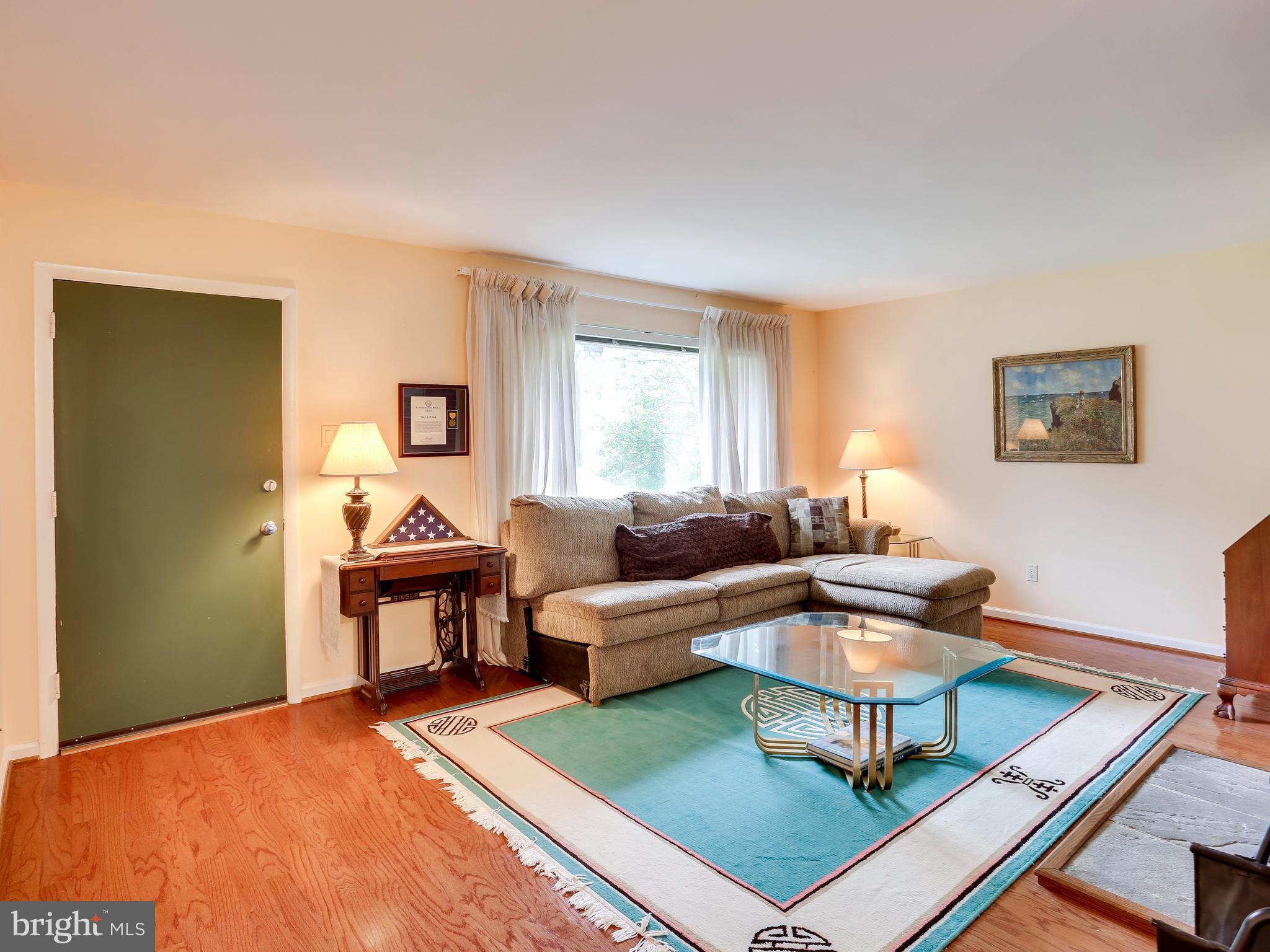 6226 Dana Avenue Springfield, VA 22150 - Photo 4 of 21 Living Room