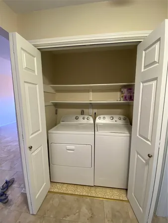 en empty room with windows and ceiling fan