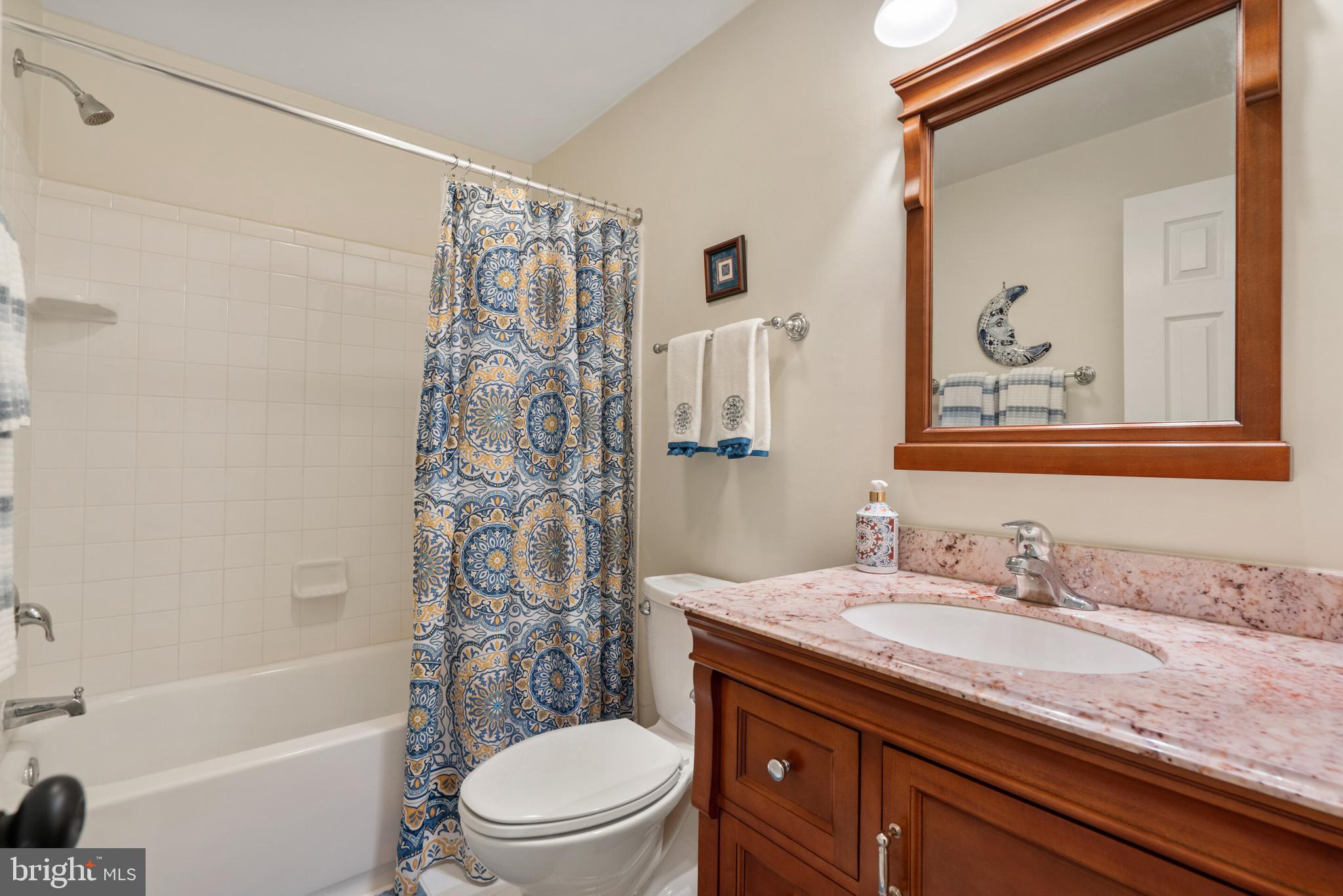 509 Foxcroft Road Warrenton, VA 20186 - Photo 20 of 38 Tub/shower combination in main level bathroom