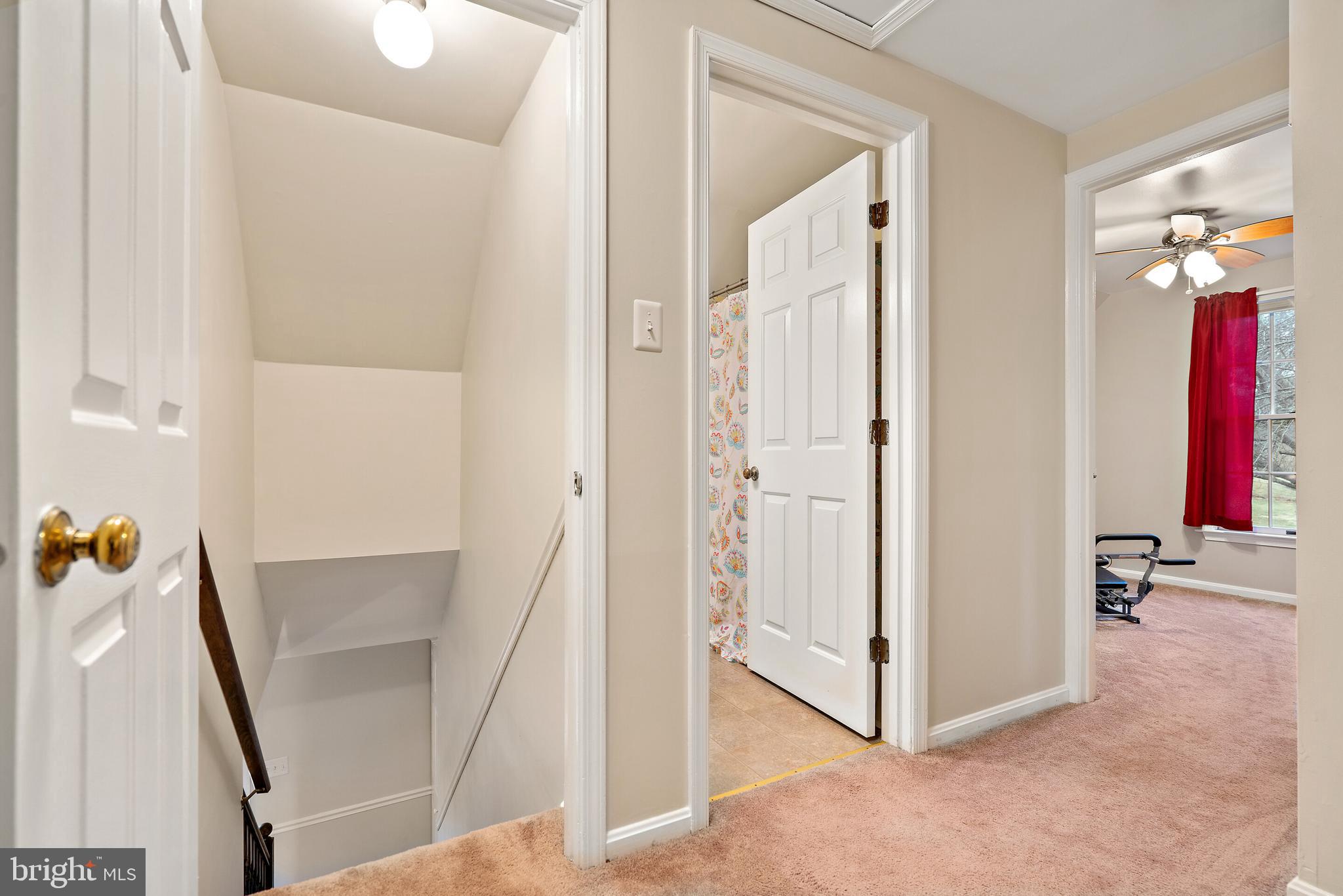 509 Foxcroft Road Warrenton, VA 20186 - Photo 23 of 38 Upper hallway with stairs going down to LR