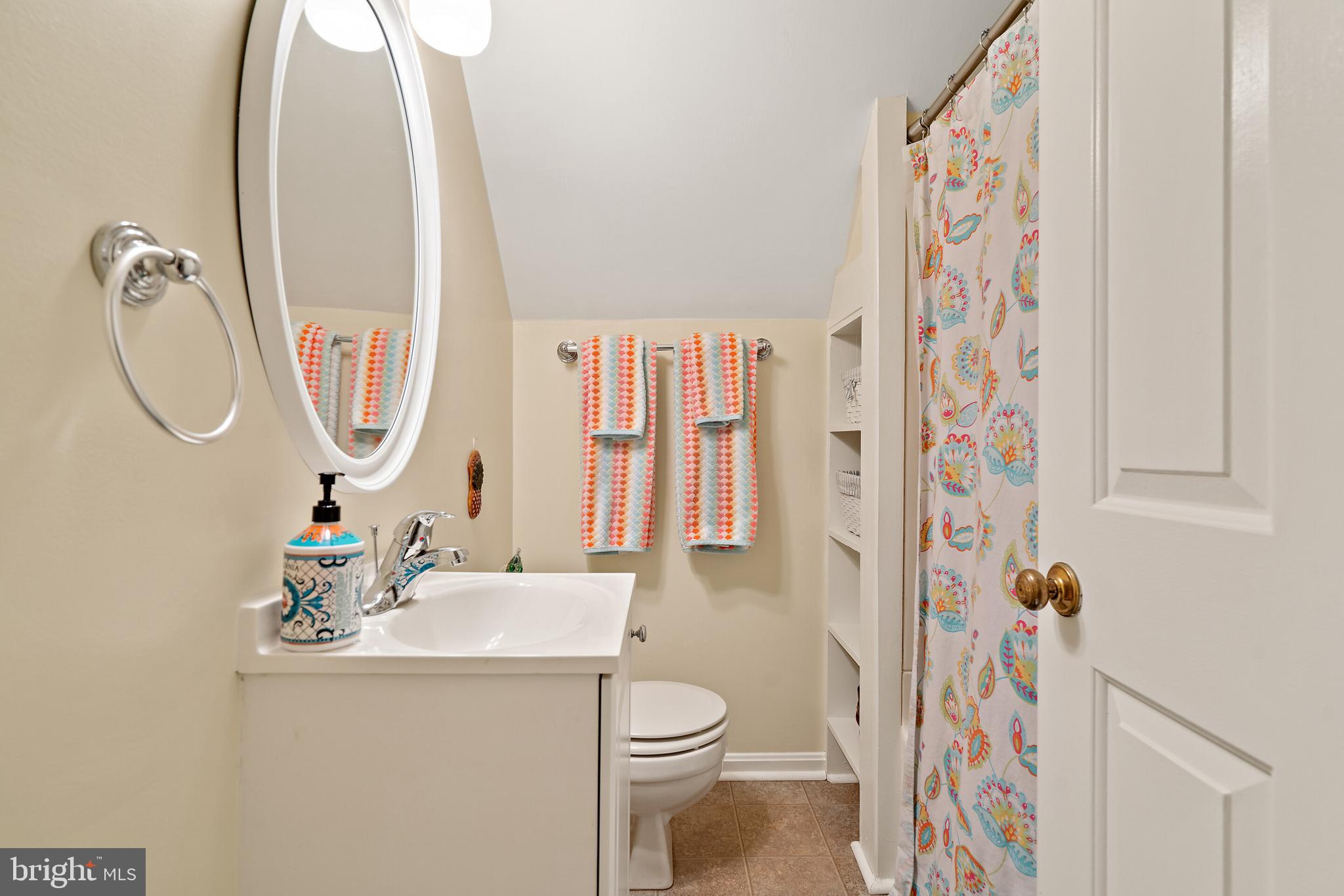 509 Foxcroft Road Warrenton, VA 20186 - Photo 29 of 38 Upper level bathroom