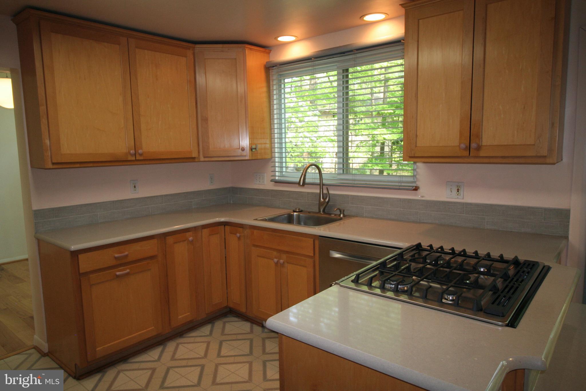 9453 Kilimanjaro Road Columbia, MD 21045 - Photo 12 of 41 Bright & cheerful Kitchen