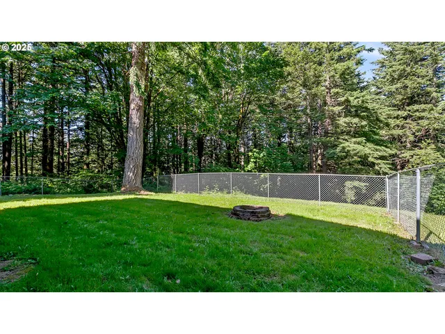 a black and white photo of a room